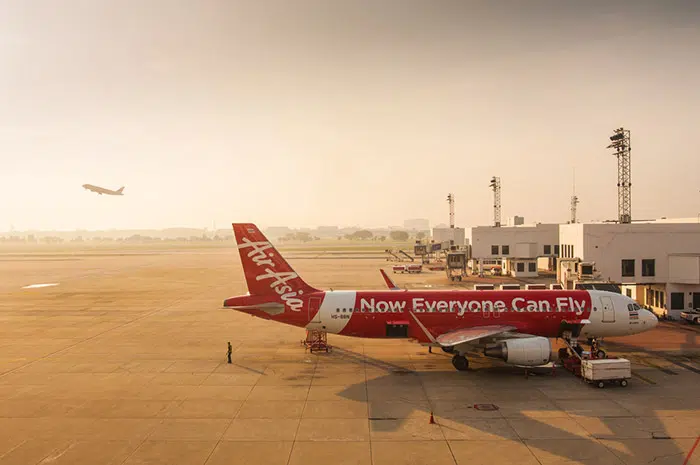 Aereo dell'Air Asia all'aeroporto Don Muang di Bangkok