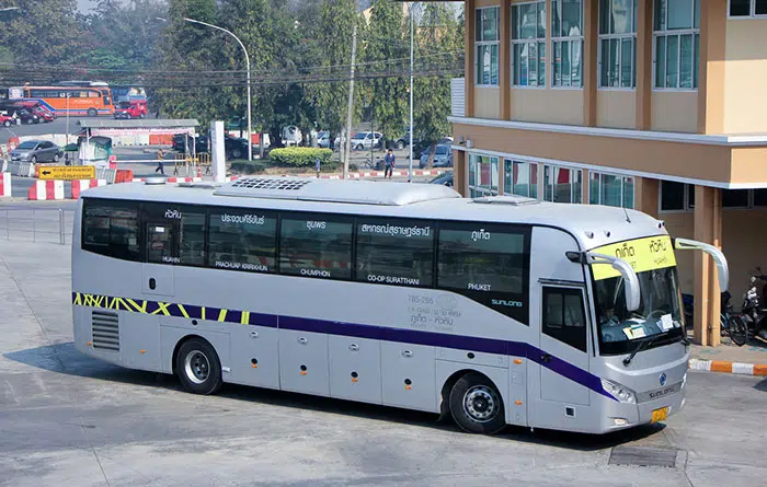 Autobus sulla strada per Phuket