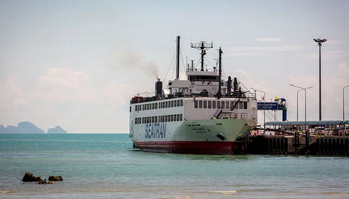 Il grande traghetto Seatran in arrivo a Koh Samui