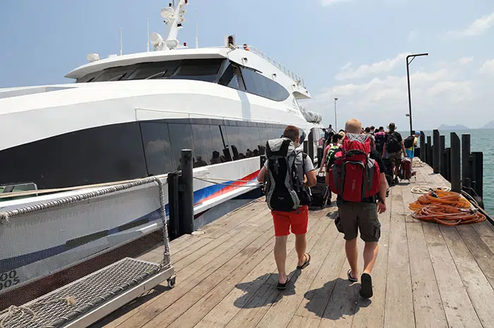 Turisti mentre s’imbarcano sul traghetto Lomprayah