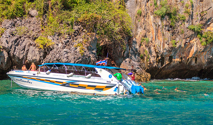 Motoscafo con turisti con lo snorkel all’isola di Phi Phi