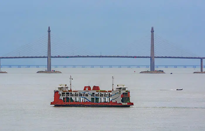 Traghetto o l’autobus sul ponte sono entrambi possibili tra Penang e Butterworth