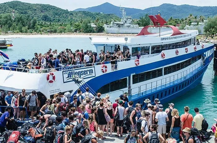 Il traghetto Songserm duranti i giorni di punta del Full Moon Party