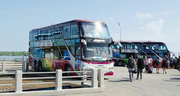 Trasferimento in autobus dal molo di Surat Thani alla stazione ferroviaria.