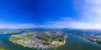 Città di Krabi Thailandia scattata dal drone vista aerea di Pak Nam Krabi e panoramica del Mare delle Andamane