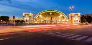 Fuori dalla stazione ferroviaria di Hua Lamphong con traffico offuscato la sera
