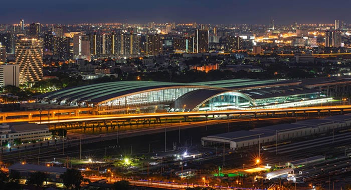Veduta aerea del terminal centrale di Krung Thep Aphiwat e degli edifici per uffici circostanti sotto un cielo crepuscolare a Bangkok, in Thailandia