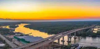 Tramonto di fotografia aerea sopra il ponte Sri Surat attraverso il fiume Tapee Surat Thani Thailandia