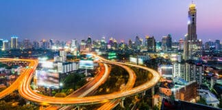 Skyline di Bangkok con luci e autostrade